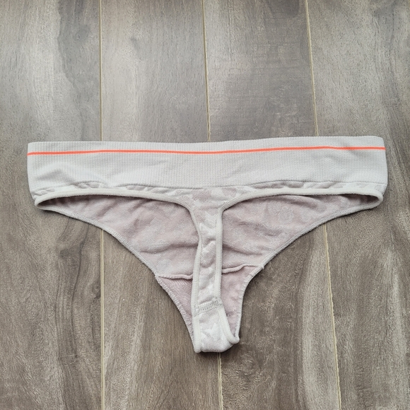 3/30$ Aerie seamless thong - Picture 2 of 3